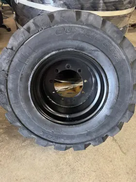 0257755 Otr 0257756 33x15.50-16.5 Used Air Filled Tire On Jlg 9 Bolt Wheel